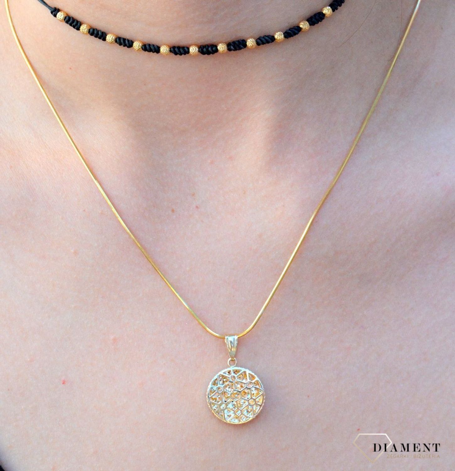 Złota zawieszka 333 okrągły ażur ZA 4214 333. Złoty wisiorek w kształcie koła wypełniony ażurowym motywem. Wisiorek o minimalistycznym wzornictwie, ale jednocześnie o ogromnym znaczeniu symbolicznym.jpg